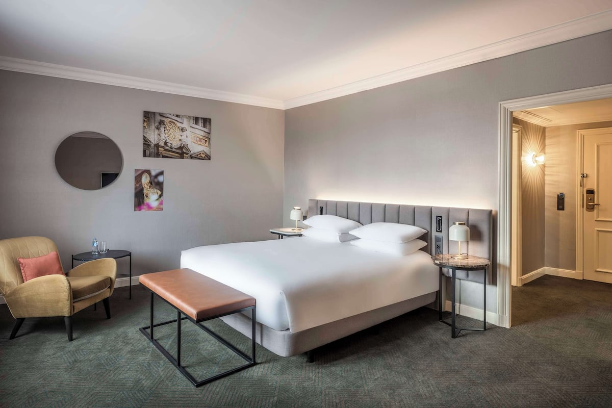 Hypo-allergenic bedding, in-room safe, desk, laptop workspace