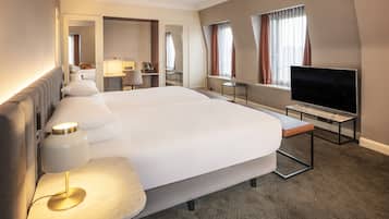 Junior suite, 2 eenpersoonsbedden, toegang tot de clublounge | Hypoallergeen beddengoed, een kluis op de kamer, een bureau