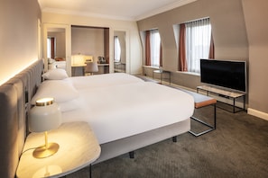 Junior Suite, 2 Single Beds, Club lounge access | Hypo-allergenic bedding, in-room safe, desk, laptop workspace