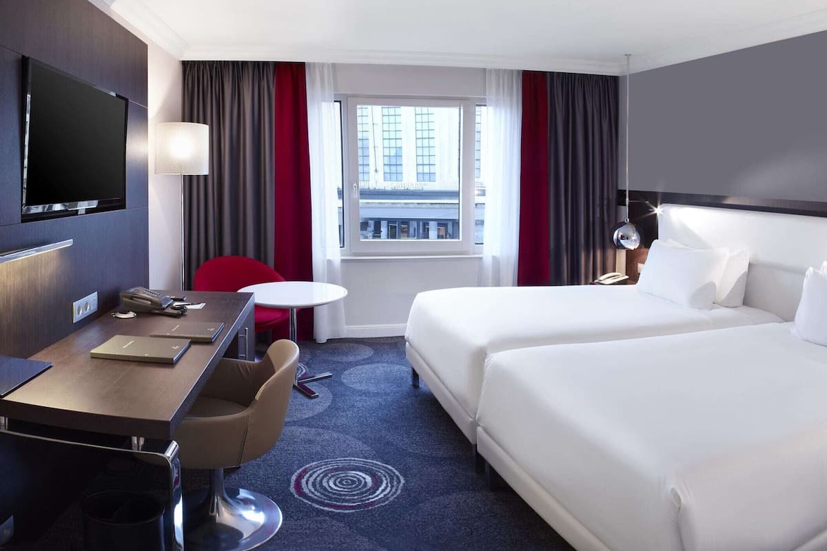 Hypo-allergenic bedding, in-room safe, desk, laptop workspace