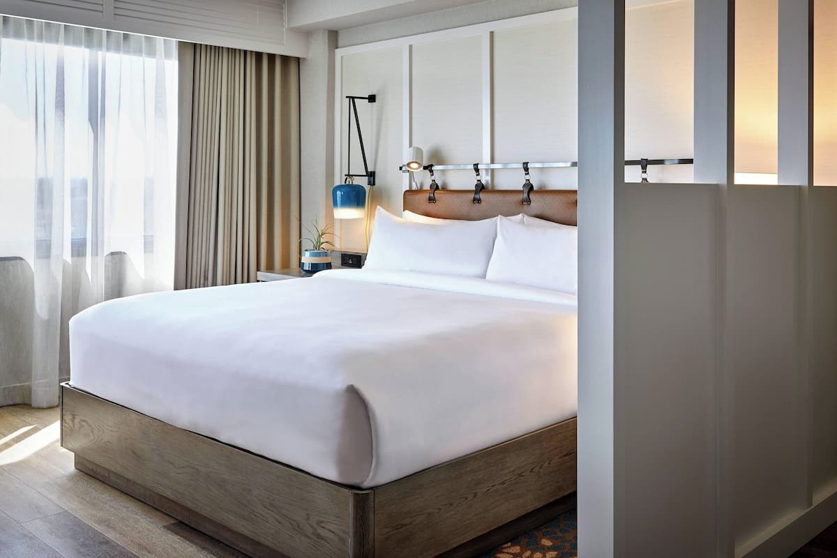 Untuvapeitot, pillowtop-patjalliset sängyt, tallelokero huoneessa