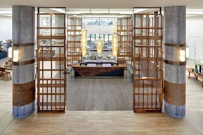 vue sur le golf, sert le déjeuner et le dîner