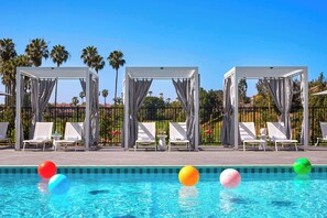 Piscine extérieure, cabanons gratuits, parasols de plage
