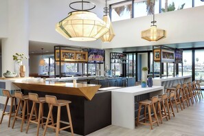 Golf course views, serves lunch and dinner - Westdrift Manhattan Beach, Autograph Collection by Marriott (Manhattan Beach)