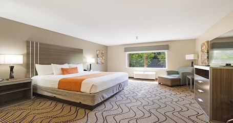 Standard Room, 1 King Bed, Accessible, Non Smoking | In-room safe, desk, blackout drapes, iron/ironing board