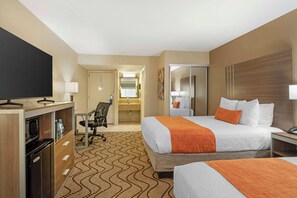 Brankas, meja kerja, tirai kedap cahaya, dan setrika/meja setrika