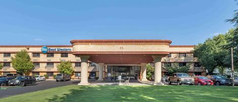A Best Western hotel with a covered entrance, a parking lot, and a well-maintained lawn.