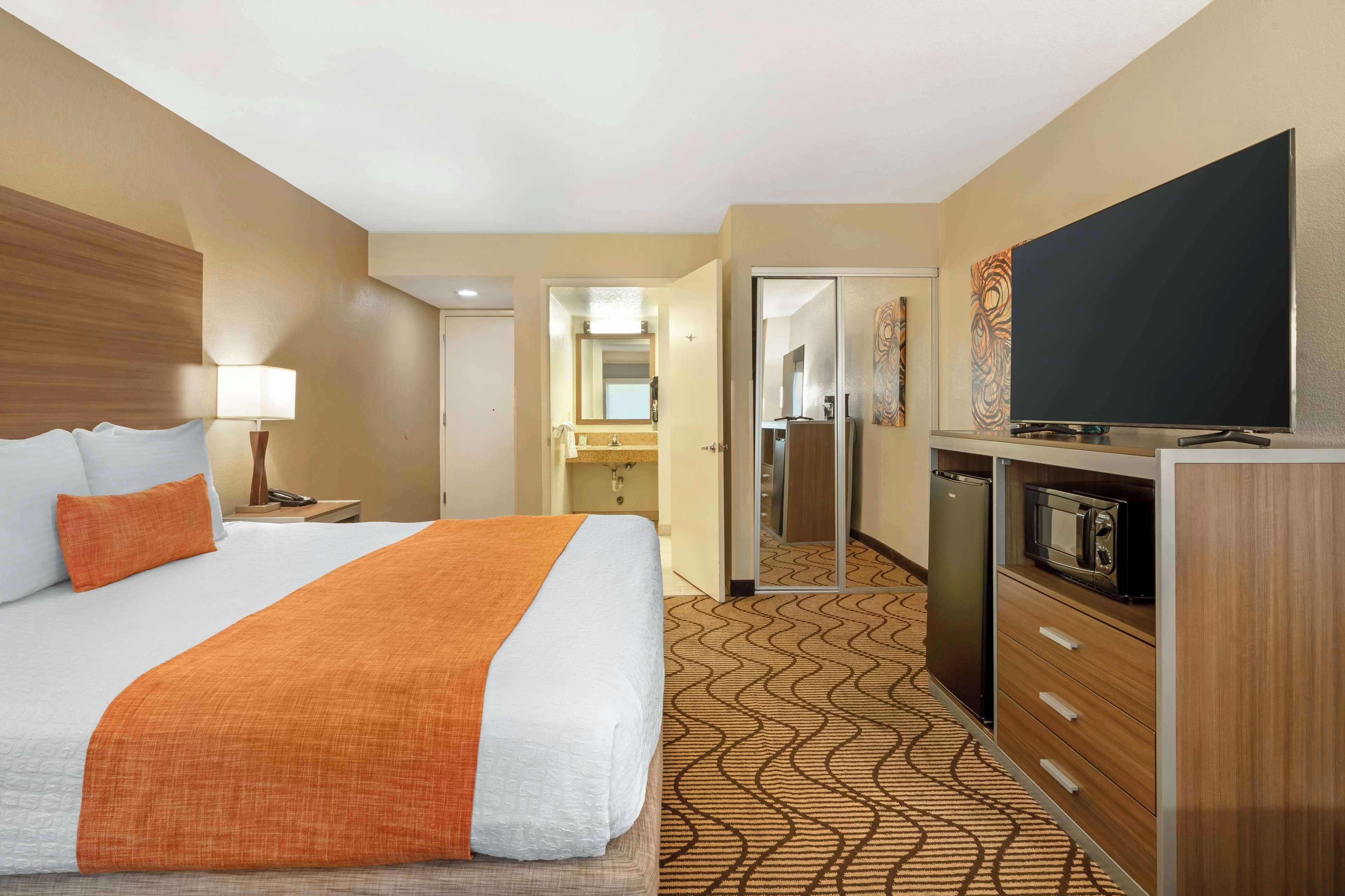 Standardværelse - 1 kingsize-seng - ikke-ryger - køleskab og mikrobølgeovn (Walk-in Shower) | Pengeskab på værelset, skrivebord, mørklægningsgardiner