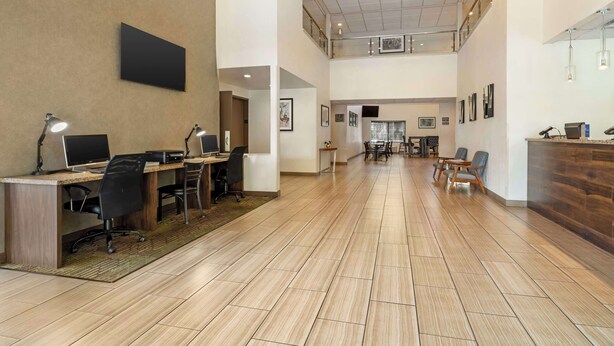A spacious office with multiple desks, chairs, and a reception area. - Best Western Heritage Inn - Chico (Chico)