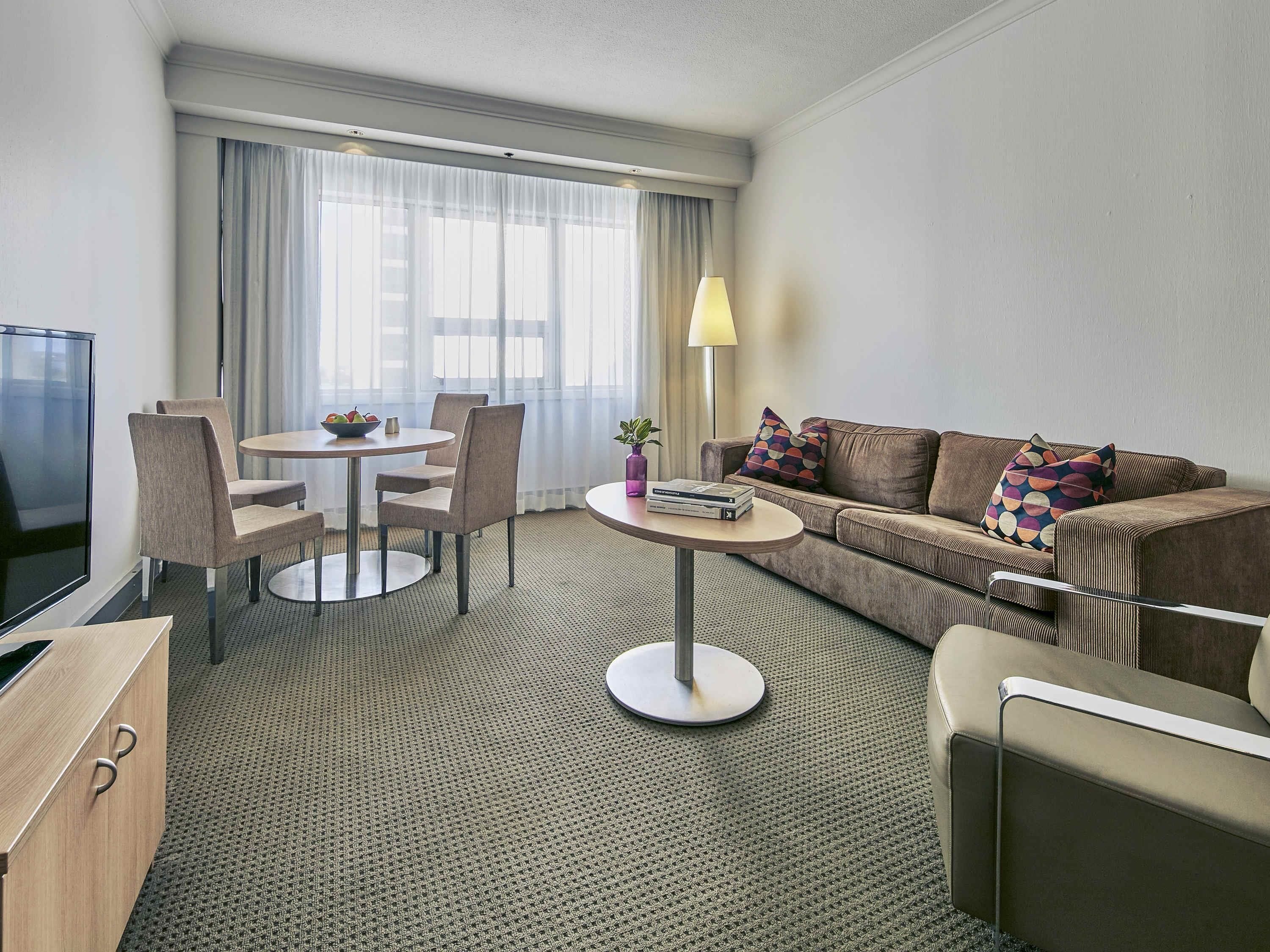 Privilege, Suite, 1 dobbeltseng | Minibar, safe på rommet, skrivebord og lydisolert