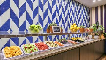 Breakfast and dinner served