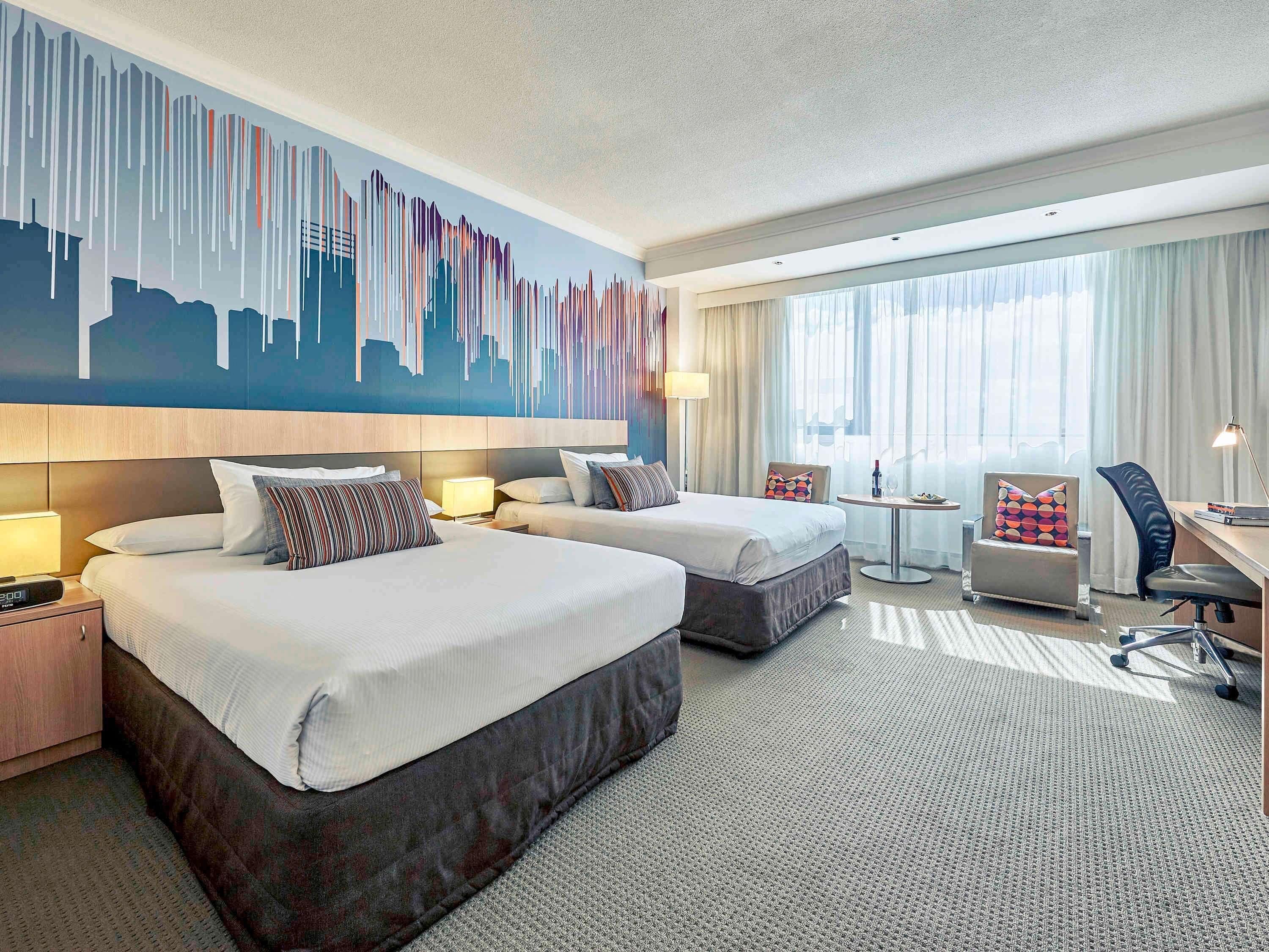 มินิบาร์, ตู้นิรภัยในห้องพัก, โต๊ะทำงาน, ห้องเก็บเสียง