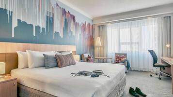 Privilege, Room, 1 Queen Bed | Minibar, in-room safe, desk, soundproofing