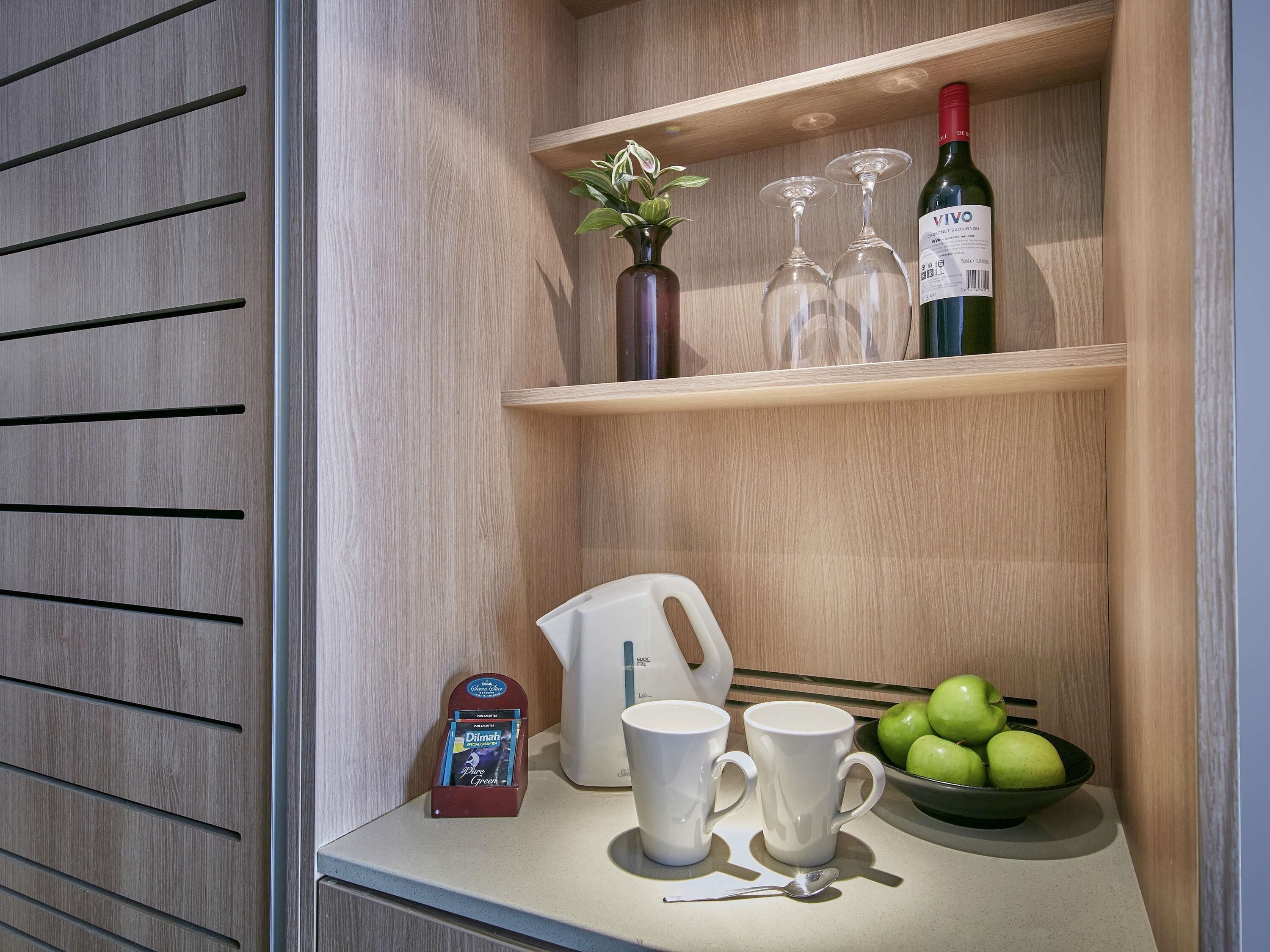 Minibar, caja de seguridad en la habitación y escritorio 