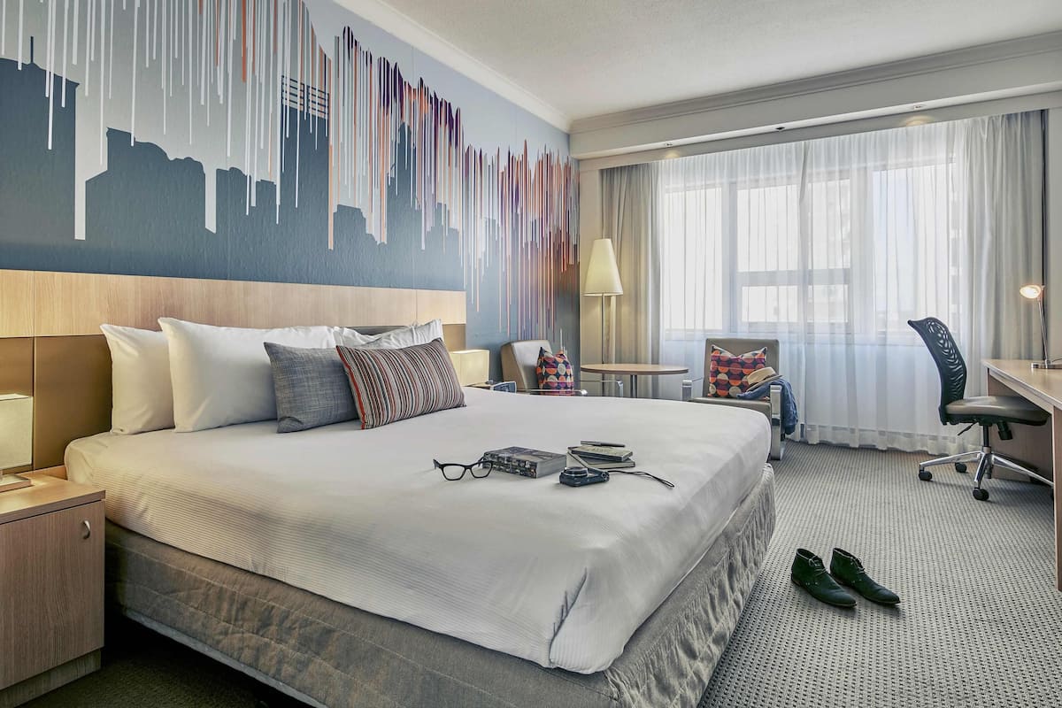 Privilege, Room, 1 Queen Bed | Minibar, in-room safe, desk, soundproofing