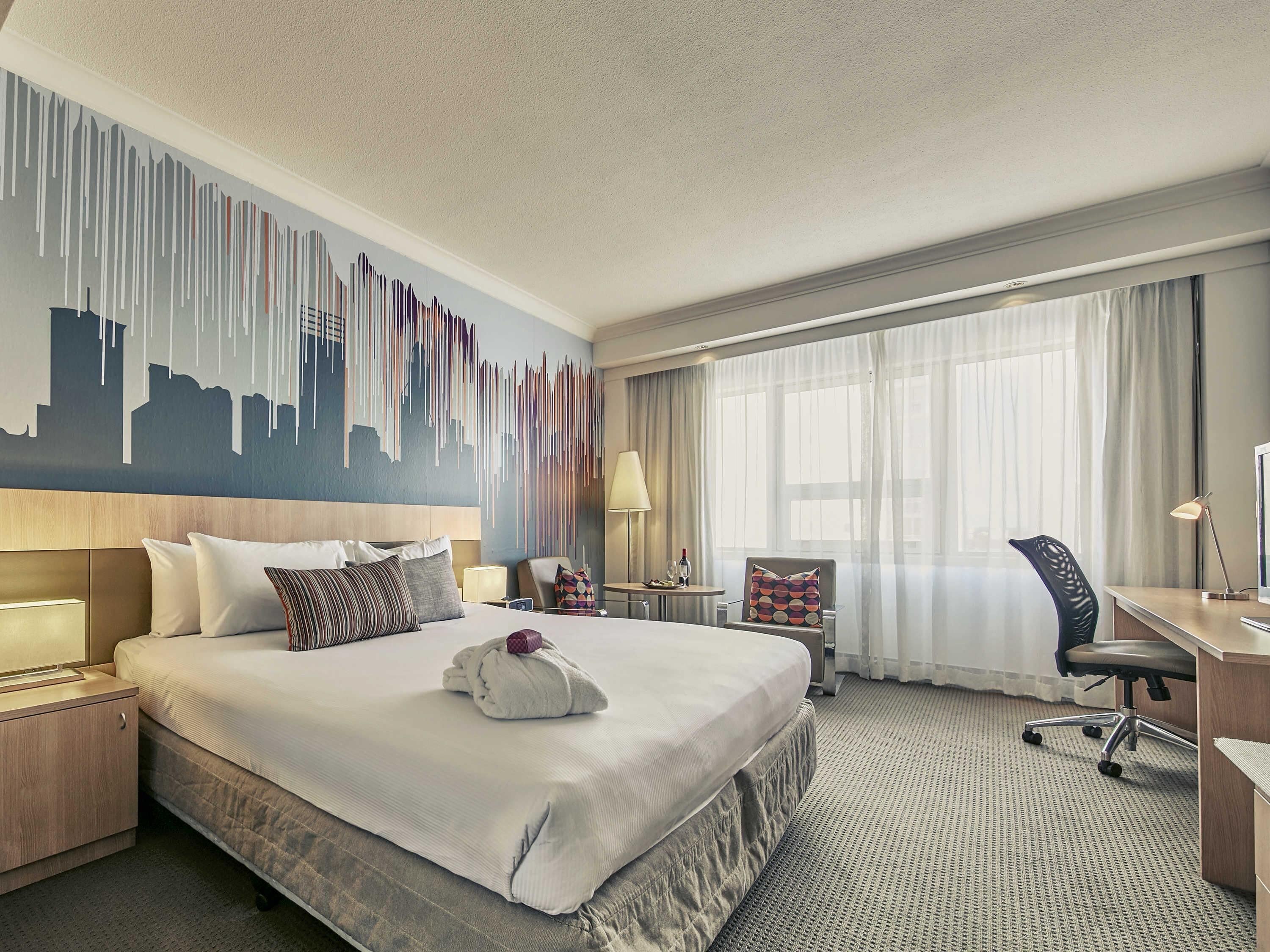 มินิบาร์, ตู้นิรภัยในห้องพัก, โต๊ะทำงาน, ห้องเก็บเสียง