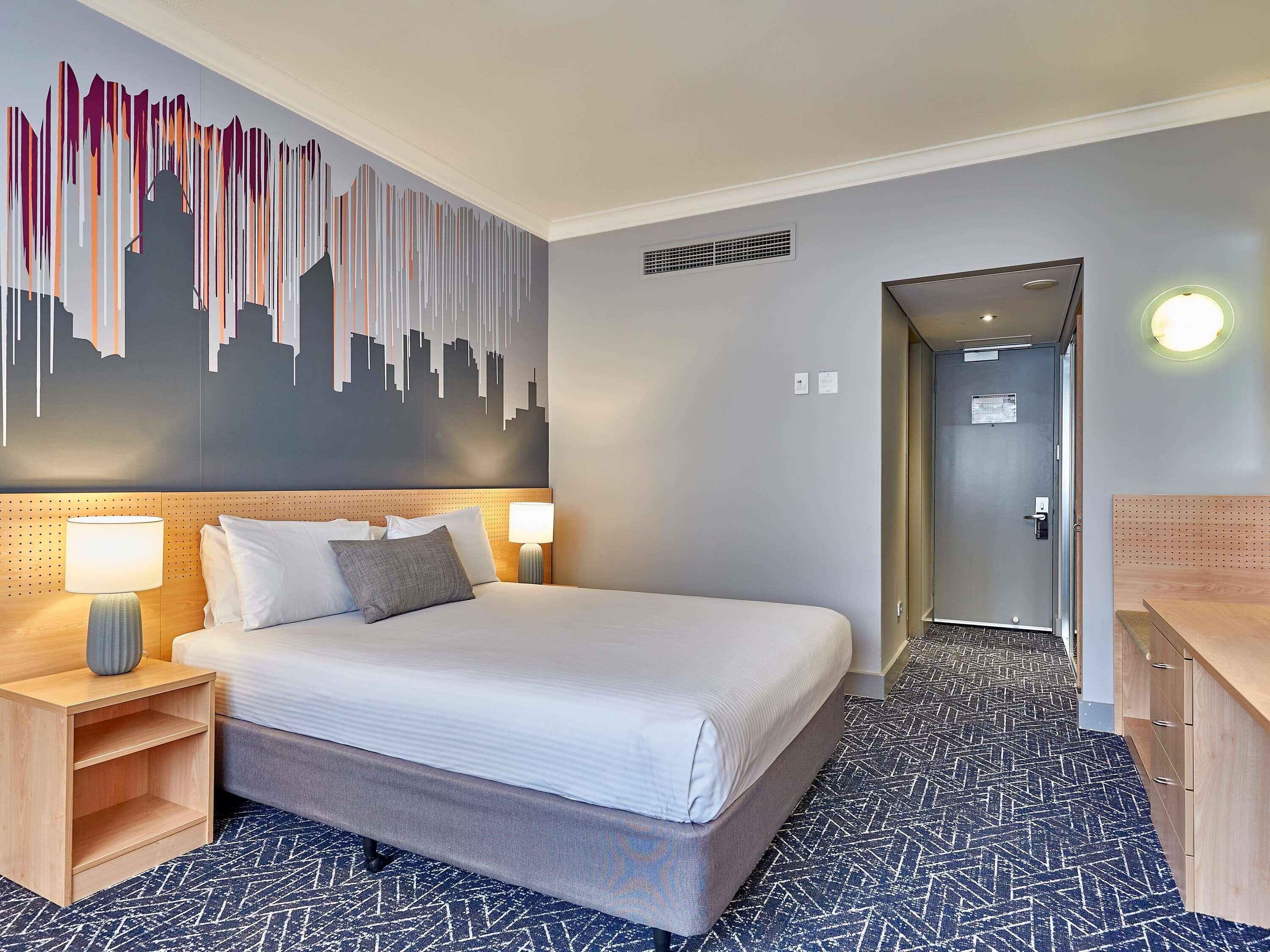 Minibar, caja de seguridad en la habitación y escritorio 