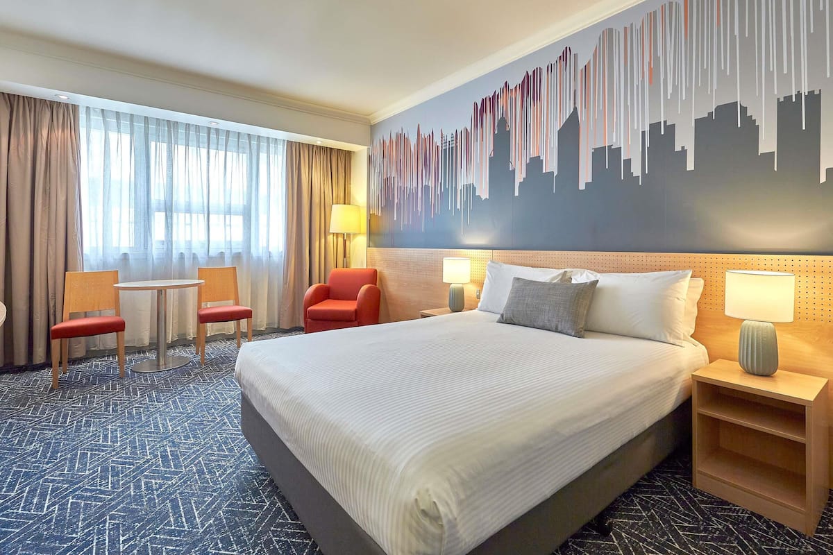 Minibar, caja de seguridad en la habitación y escritorio