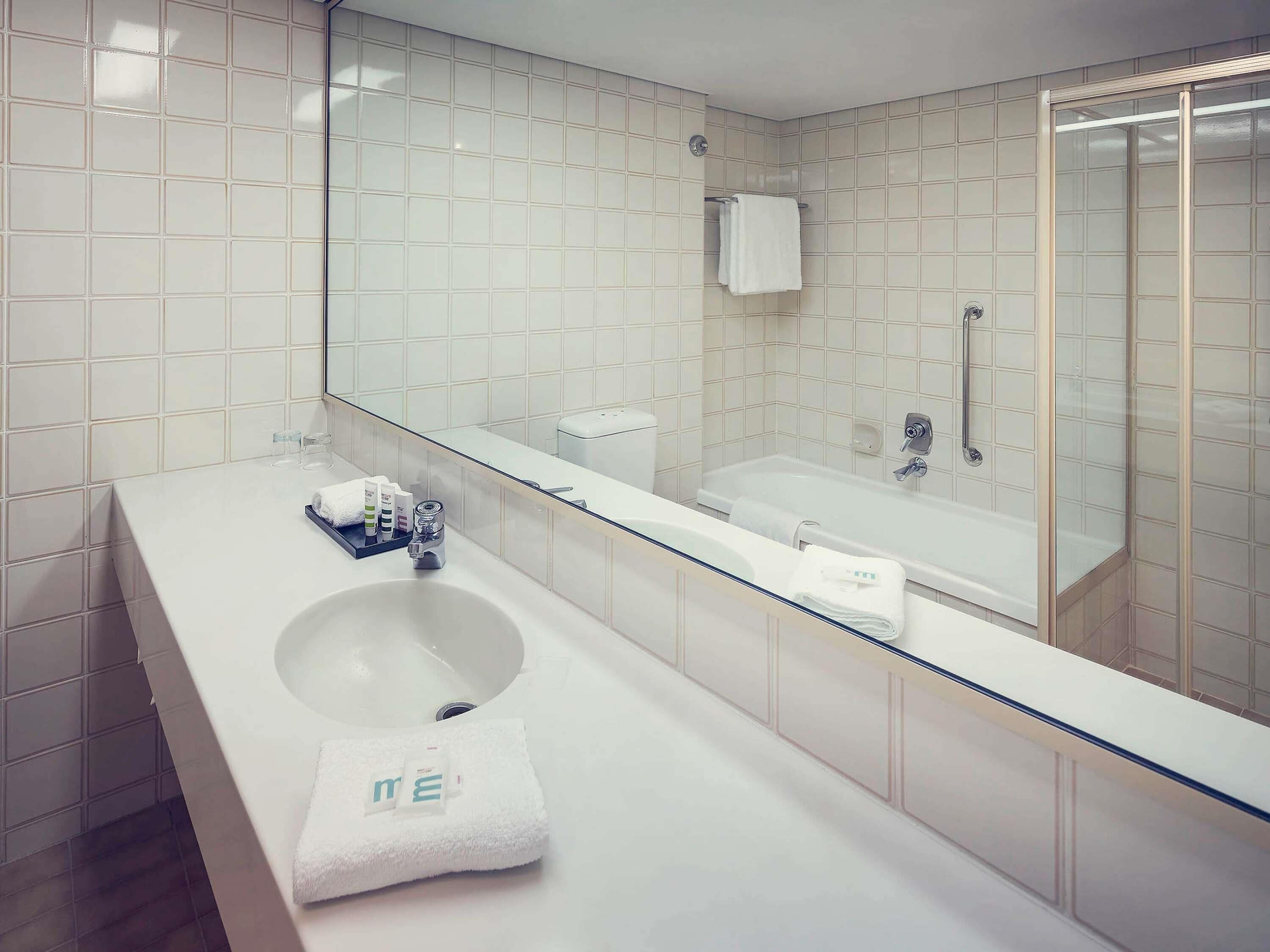 Duschwanne, umweltfreundliche Kosmetikartikel, Haartrockner, Handtücher