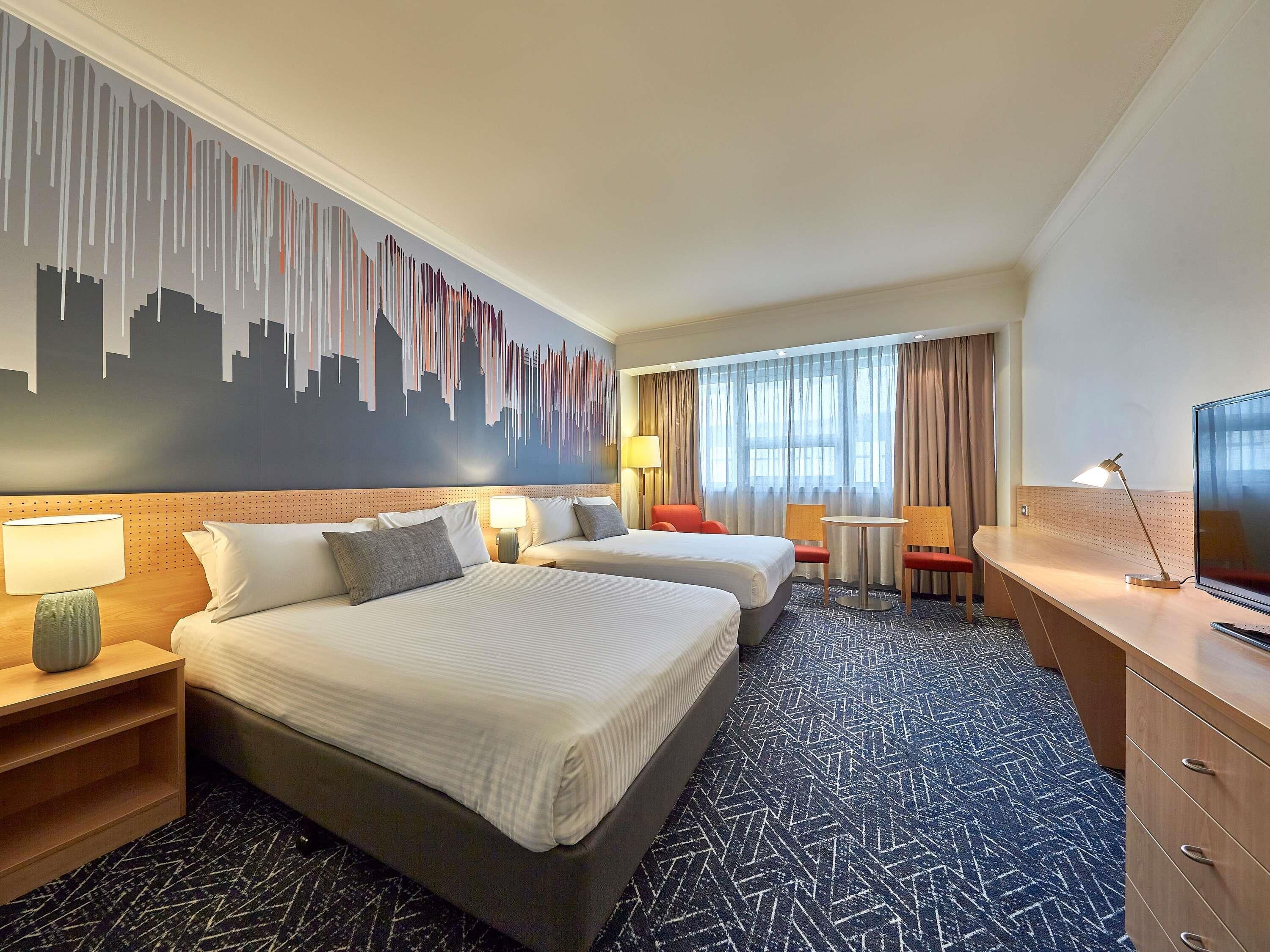 Minibar, caja de seguridad en la habitación y escritorio 