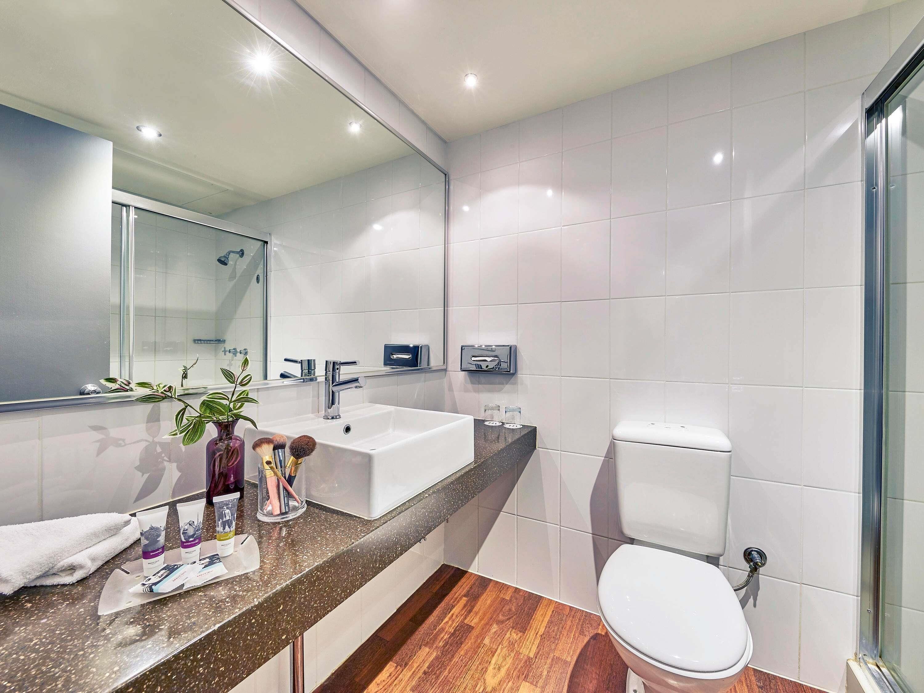 Minibar, caja de seguridad en la habitación y escritorio 