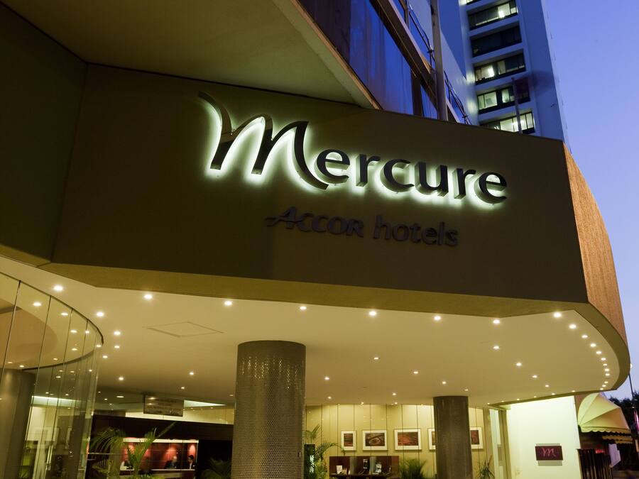 Fachada de la propiedad por la tarde o noche