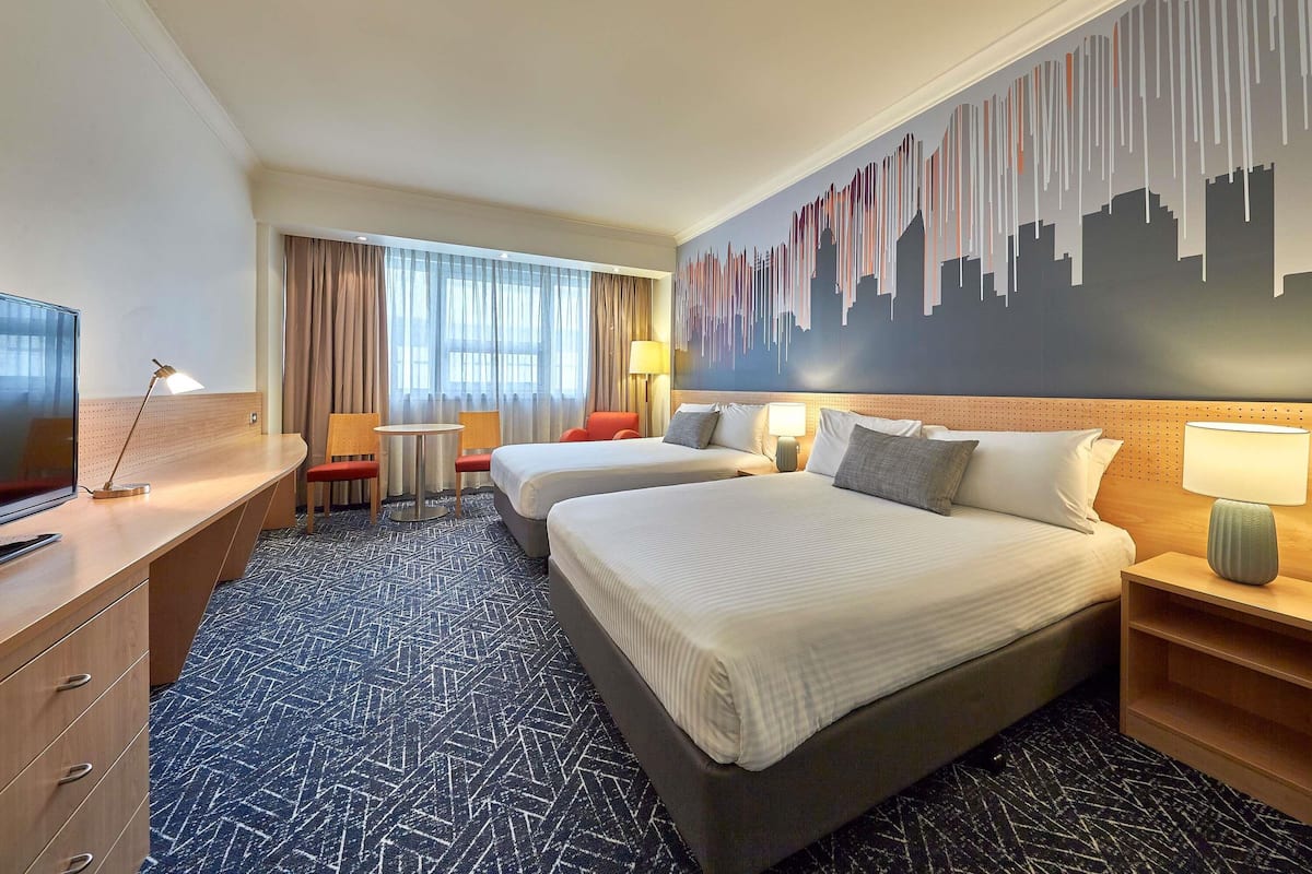 Minibar, caja de seguridad en la habitación y escritorio