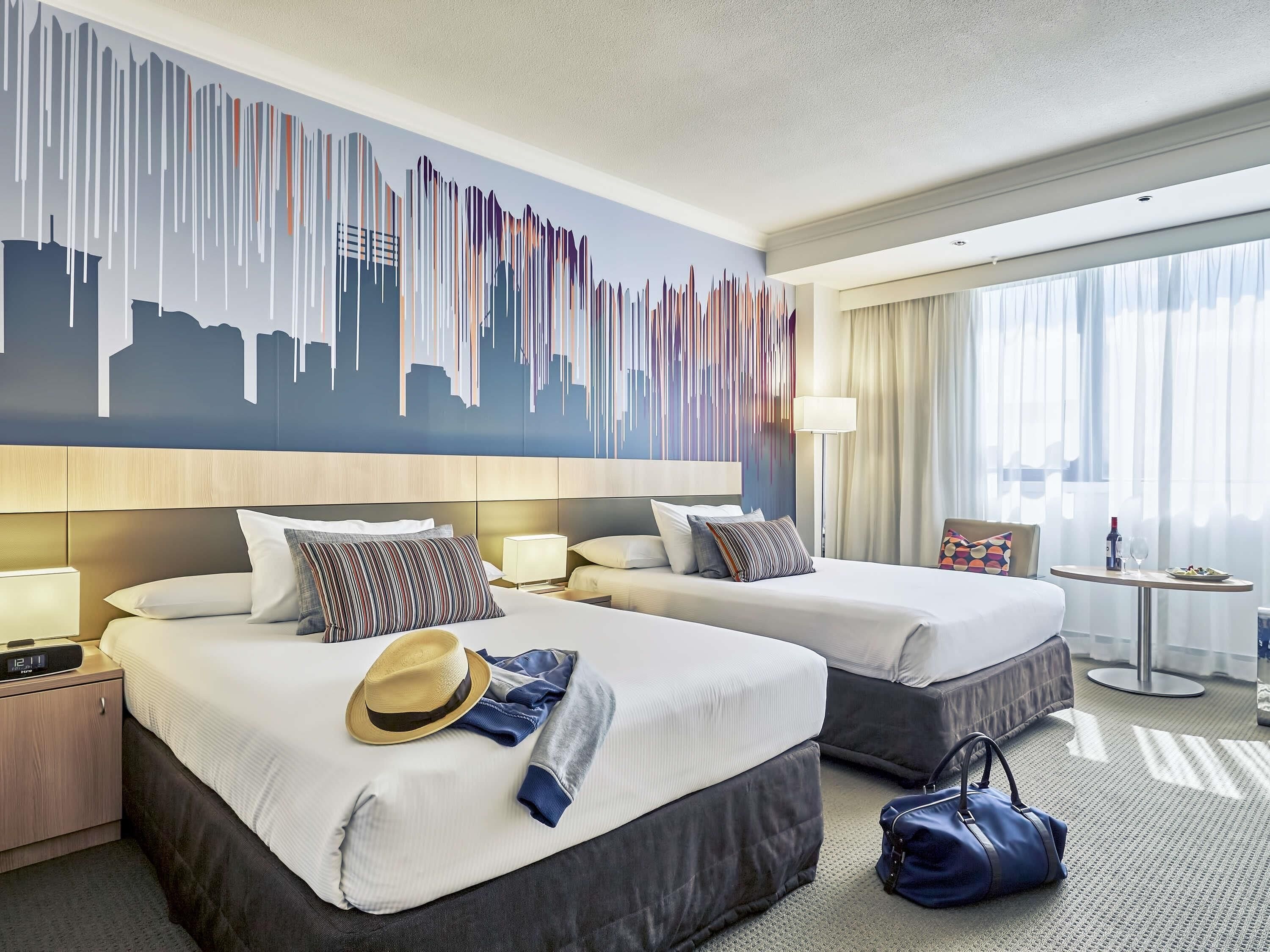 Minibar, caja de seguridad en la habitación y escritorio 