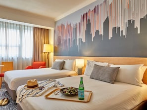 Minibar, caja de seguridad en la habitación y escritorio