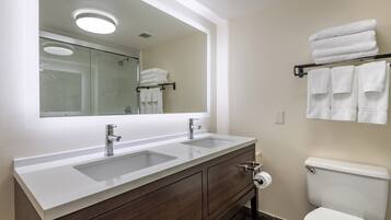 Phòng Suite, 1 phòng ngủ | Phòng tắm | Vòi sen/bồn tắm kết hợp, đồ dùng nhà tắm miễn phí, máy sấy tóc