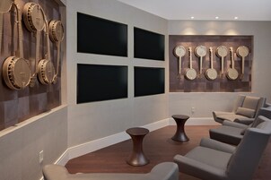 Serves lunch and dinner