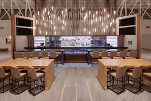Serves lunch and dinner - Nashville Airport Marriott (Nashville)