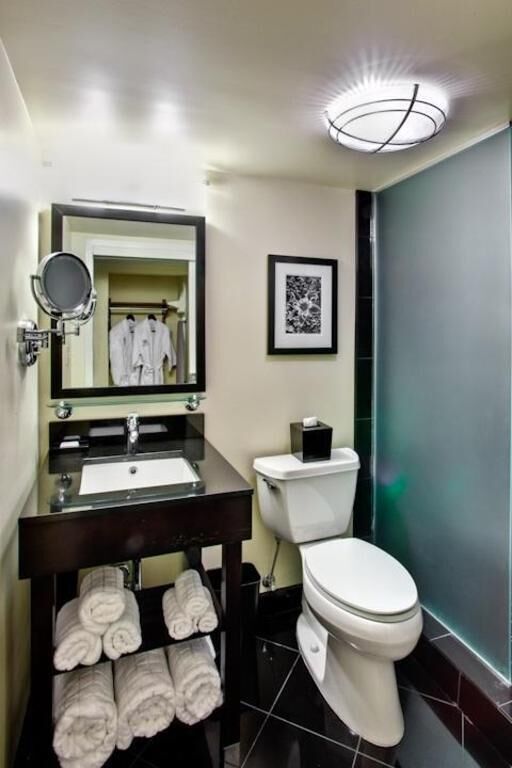 Baño | Regadera, amenidades de baño de diseñador, secadora de cabello, batas 