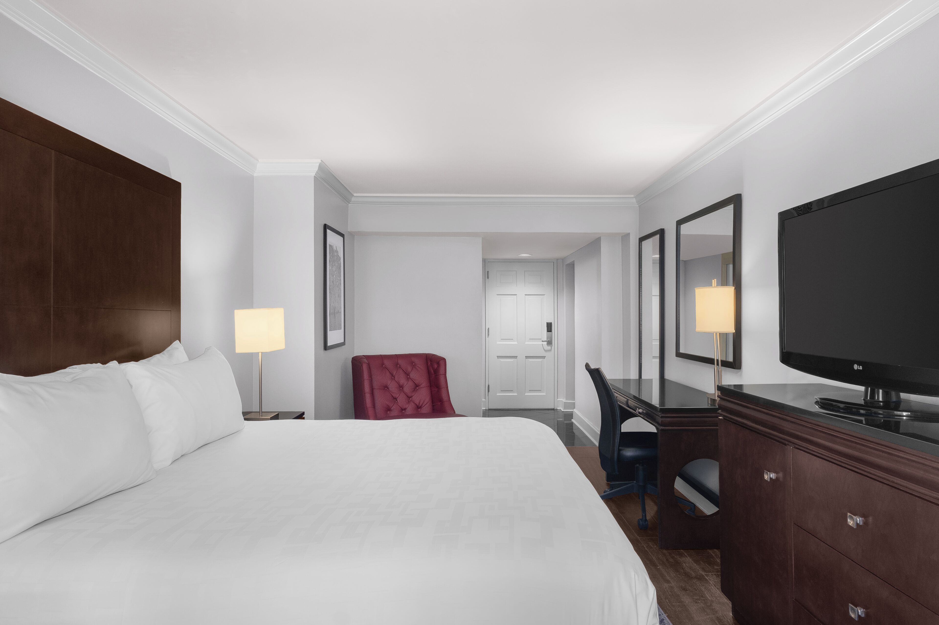 Habitación Deluxe, 1 cama de matrimonio grande | Colchones con acolchado adicional y escritorio