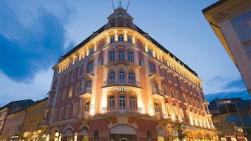 Fassade der Unterkunft – Abend/Nacht