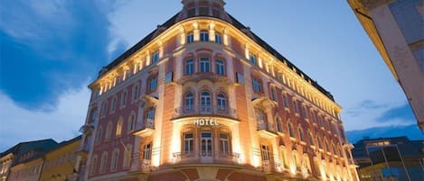 Façade de lâhĂ©bergement - soirĂ©e/nuit