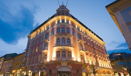 Fassade der Unterkunft – Abend/Nacht. Garner Hotel Klagenfurt Moser Verdino