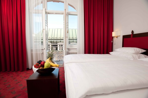 Suite | Minibar, in-room safe, desk, rollaway beds