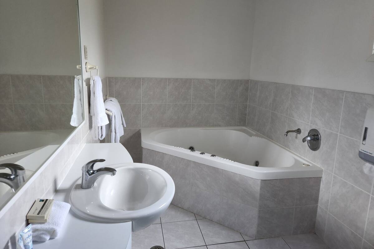 Une salle de bain avec une baignoire, un lavabo et des toilettes.