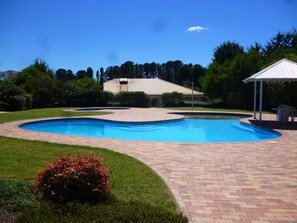 Seasonal outdoor pool - Sundown Villas (Symonston)