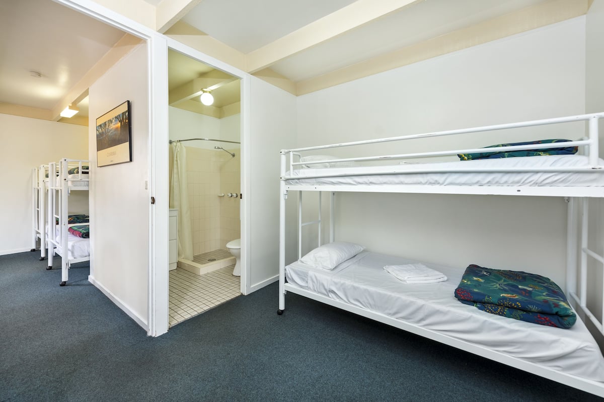 Bunk Villa - Sleeps 6 | Free WiFi, alarm clocks