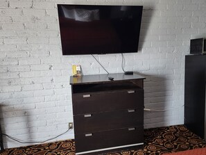 1 habitación, escritorio y tabla de planchar con plancha 