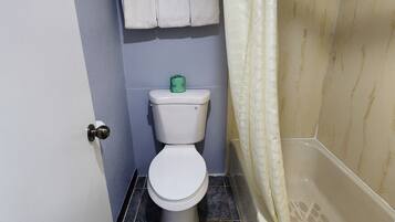 Combined shower/bathtub, free toiletries, towels