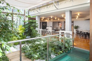 2 restaurantes; se sirve desayuno y cena; cocina italiana