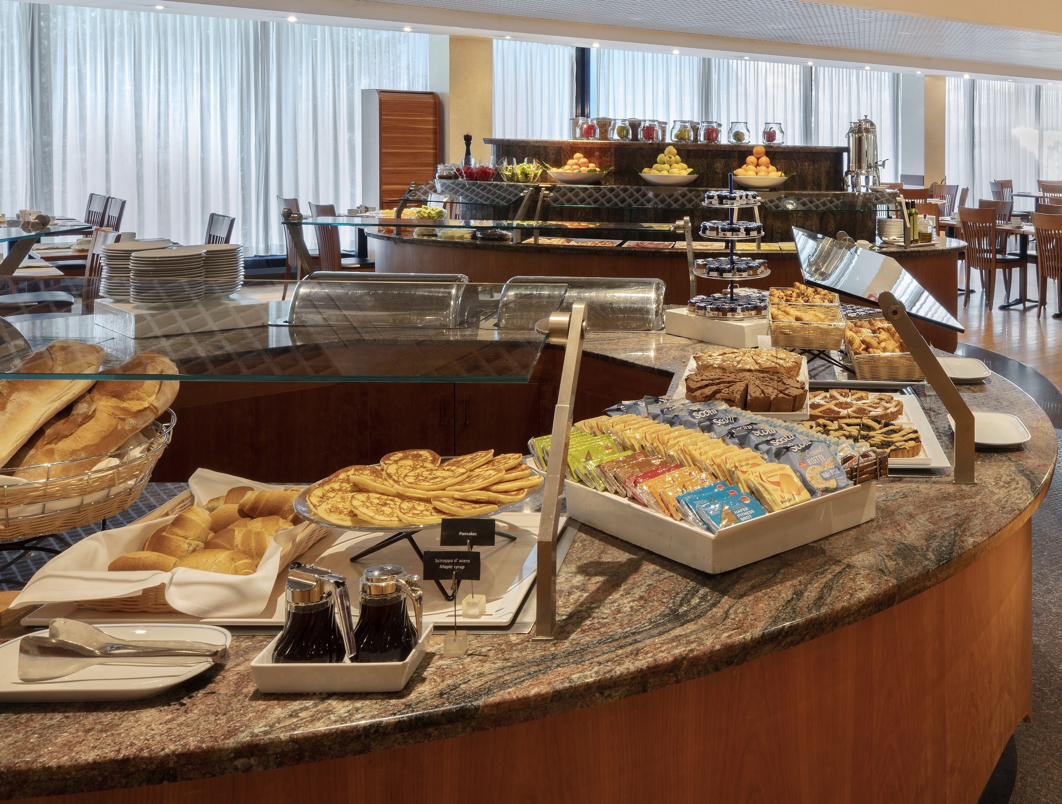 Sarapan prasmanan setiap hari (EUR 20 per orang)