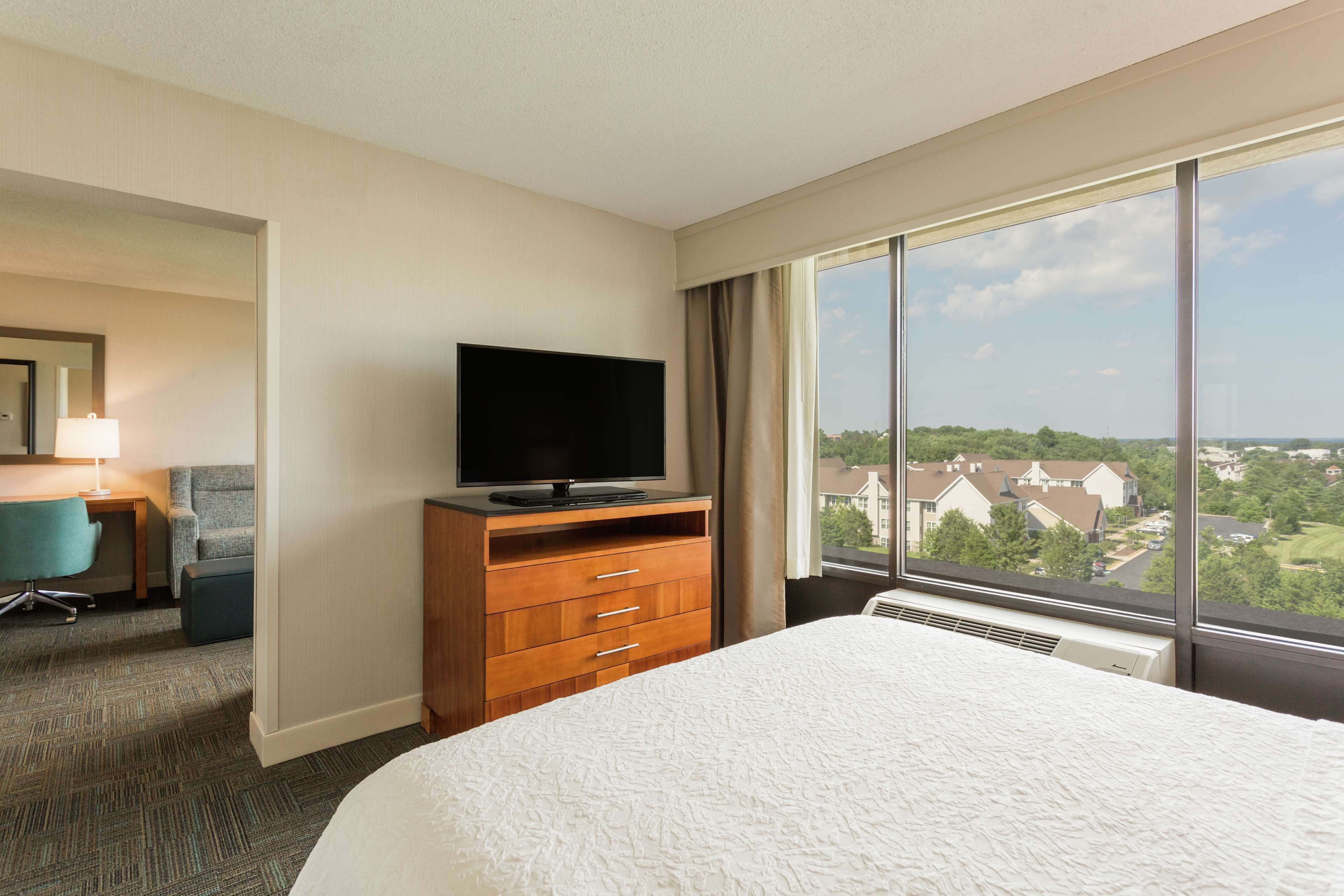 suite, 1 queen bed, non smoking | in-room safe, individually decorated, individually furnished