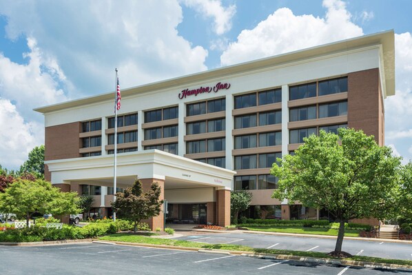 A Hampton Inn hotel with a modern design, featuring a prominent entrance and a parking lot. - Hampton Inn Manassas (Manassas)