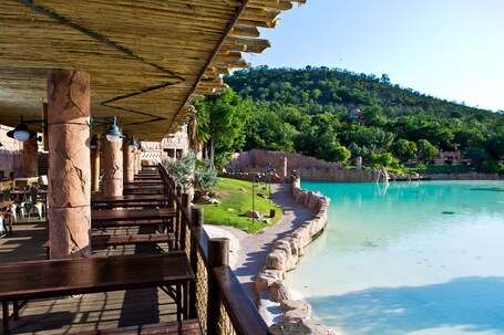 Bar junto a la piscina