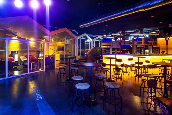 5 bares/lounges, bar ao lado da piscina