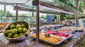 Un buffet proposant une variété de fruits et de légumes.